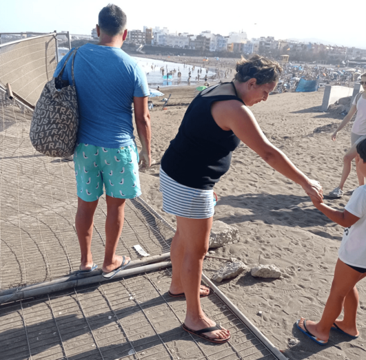Unos usuarios intentan acceder a la playa de Melenara desde la zona de Taliarte / TA